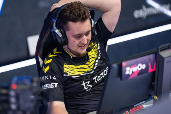 Zywoo from CS2 holding his hand up