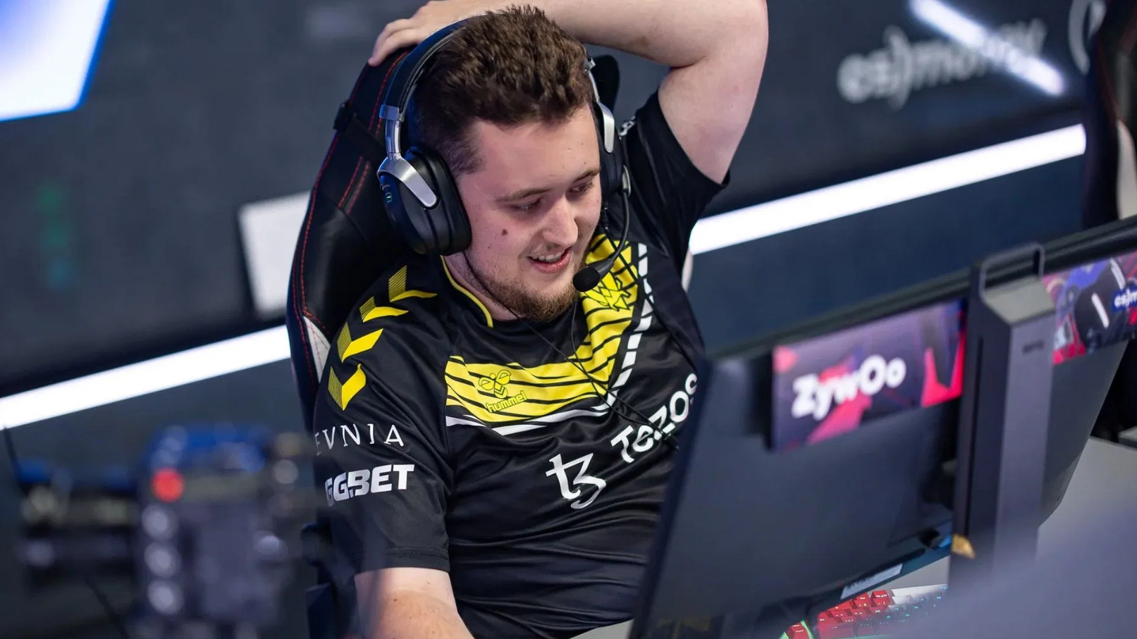 Zywoo from CS2 holding his hand up